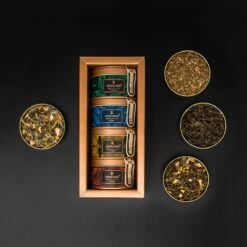 Soolong Wereld Nr6 Giftset 4 Wereldtheen - Japanse Yuzu Kruidenblend - Rooibos Vanille - Malawi Oolong - Witte Thee Met Mango - Ideaal Als Relatiegeschenk Of Proeverij - Assortiment 4stuks -Monin Verkoopwinkel 1200x1199