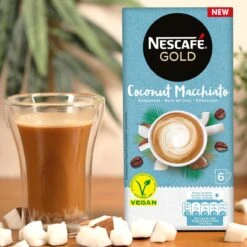 Nescafé Gold Coconut Macchiato Oploskoffie - 6 Doosjes à 6 Zakjes -Monin Verkoopwinkel 1200x1200 165