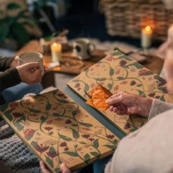 Pukka Thee Hardcover Biologische Kerst Adventskalender 2022, Perfect Als Kerstcadeau - 48 Zakjes - 1 Kalender 15 Pukka Thee Hardcover Biologische Kerst Adventskalender 2022, Perfect Als Kerstcadeau - 48 Zakjes - 1 Kalender -Monin Verkoopwinkel 1200x1200 383