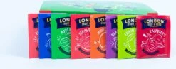 London Fruit & Herb Thee Assortiment – 80 Zakjes Thee, 10 Builtjes Met 8 Verschillende Smaken – Ideaal Cadeau Voor De Thee Liefhebber -Monin Verkoopwinkel 1200x473