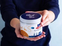 Stroopwafel Cadeau Blik 'Thank You' - Doos Met 6 Blikjes - 230 Gram Per Blik - 8 Stroopwafels Per Blik (48 Koeken ) -Monin Verkoopwinkel 1200x899 4