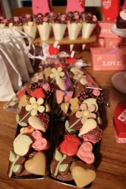 Cho-lala Schaaltje Met Chocolade Bonbons, Bloemen En Harten | Chocolade Cadeau | 165 Gram Chocolade | Verjaardag, Felicitatie, Celebrate | Felicitatie, Verjaardag, Zomaar -Monin Verkoopwinkel 799x1200 2
